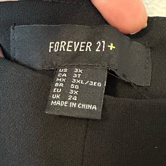 NWT Forever 21 Women’s Plus Size Wide Black Dress Pant with side zipper- size 3x - Picture 8 of 9